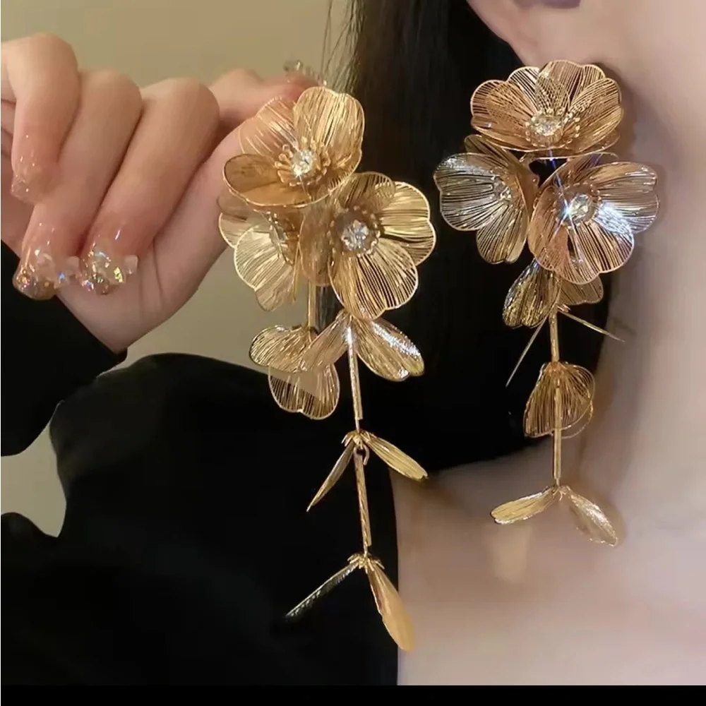 ZARA Kate Middleton Inspired Cascading Floral Earrings – Statement Elegance - Picture 5 of 6